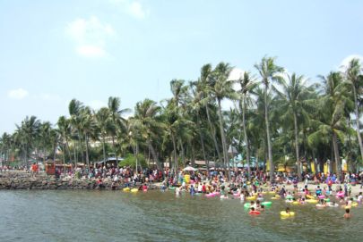 Big group having fun on inflatable rafts in the water, thanks to Atria Tourist's top tours.