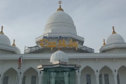 A stunning white mosque with two grand domes, highlighted by Atria Tourist's top tours.